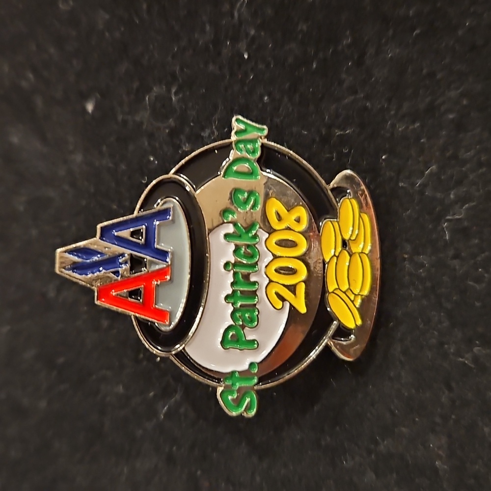 American Airlines St. Patrick's Day 2008 commemorative pin back Pot 'o Gold